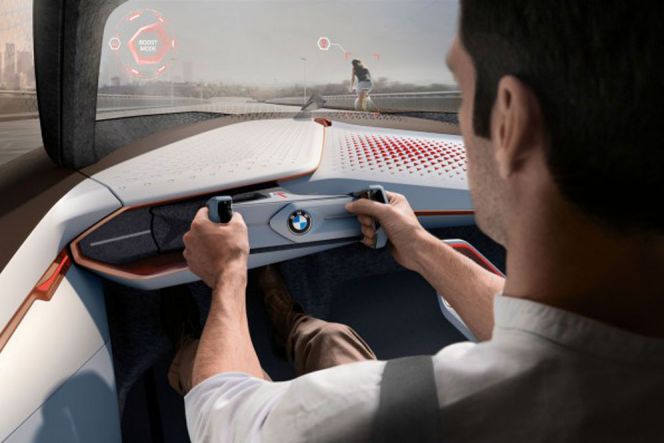 Ketika dikemudikan secara manual, sensor-sensor pintarnya akan membantu Anda untuk menavigasi dengan baik, termasuk memberitahukan jika ada pejalan kaki yang menyeberang jalan dengan tiba-tiba.