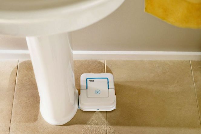 Karena ukurannya mungil, maka iRobot mampu mebersihkan celah-celah pada toilet rumah Anda dengan mudah.