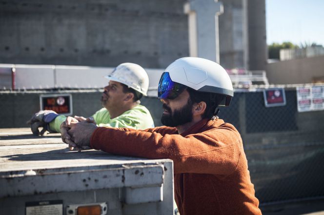 Dengan menggunakan helm pintar Daqri, pengguna dapat mengetahui informasi bangunan yang mereka kerjakan seperti tekanan atau masalah yang terjadi pada bangunan tersebut. Informasi ini langsung ditampilkan pada kaca helm pintar tersebut.