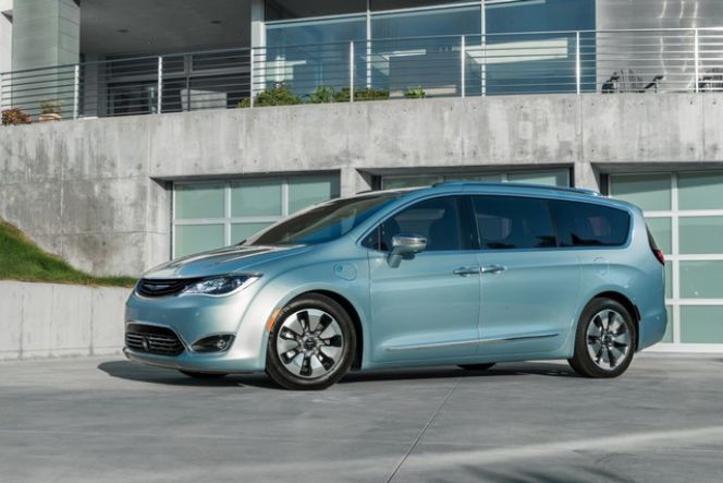 Produsen : Chrysler Pacifica. Fitur hemat energi : Mesin hybrid dengan baterai berkapasitas 16kWh. Jarak tempuh : sekitar 48,3km. Harga : -