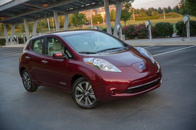 Produsen : Nissan. Fitur hemat energi : Baterai lithium-ion berkapasitas 30kWh dengan fitur pengisian cepat (sekitar 30 menit untuk mengisi hingga 80 persen kapasitas baterai). Jarak tempuh : 172,2km. Harga : antara Rp381,6 juta sampai Rp484,1 juta (sebelum pajak)