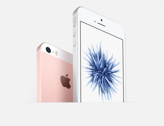 Sisi piranti keras selanjutnya adalah kapasitas baterai. iPhone 5s berbekal baterai Li-Po sebesar 1.560mAh, sedangkan iPhone SE berkapasitas 1.642mAh.