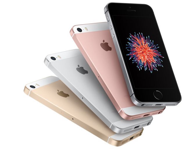 Pemesanan online (pre-order) iPhone SE mulai dibuka pada 24 Maret 2016, sedangkan proses pengiriman dijadwalkan 31 Maret 2016.