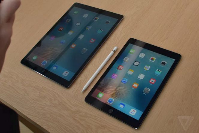 iPad Pro berukuran 12,9inci (kiri) dan iPad Pro berukuran 9,7inci (kanan).