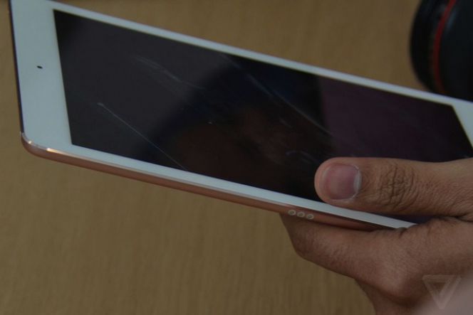 Tampak samping iPad pro 9,7inci.