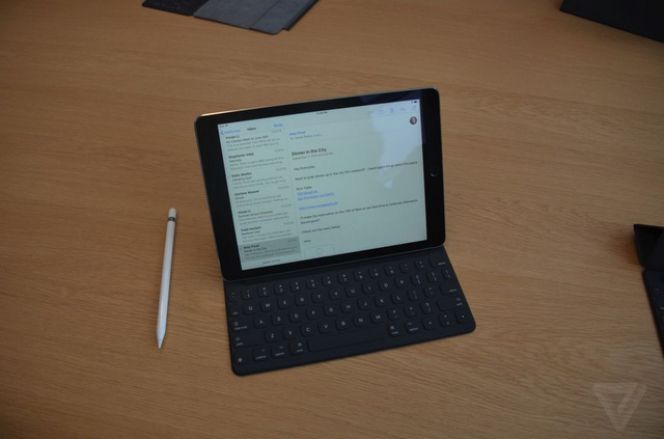 iPad Pro 9,7inci saat diletakkan dalam posisi berdiri bersama dengan keyboard dan stylus (foto tampak dari atas).