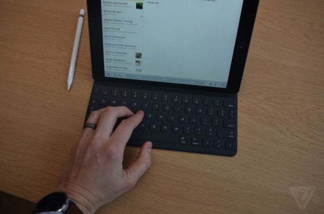 iPad Pro 9,7inci saat diletakkan dalam posisi berdiri bersama dengan keyboard dan stylus (foto tampak dari atas).
