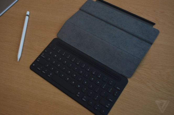 Keyboard serta stylus pen yang juga disertakan dalam perkenalan iPad Pro 9,7inci dini hari tadi.
