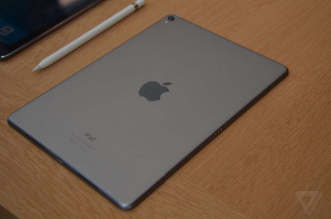 Tampak belakang bodi iPad Pro 9,7inci.