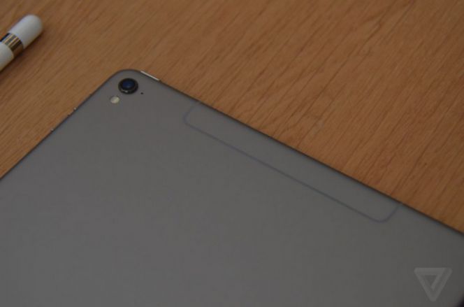 Tampak belakang bodi iPad Pro 9,7inci. Kamera terletak di pojok kiri atas bodi iPad.