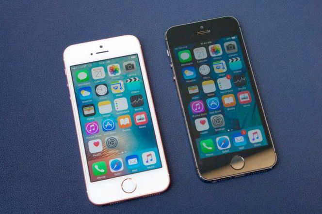 Sebelum Anda salah menebak, perlu diketahui bahwa iPhone SE berwarna putih dan berada di sebelah kiri, sedangkan iPhone 5s berwarna hitam berada di kanan.