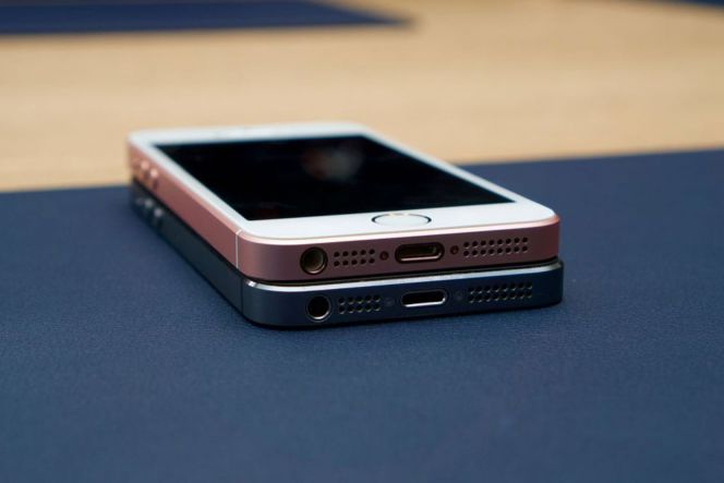 Lightning portnya tampak sama, begitu juga dengan speaker yang terletak di bagian bawah. Bahkan, dimensi dan beratnya pun sama persis!