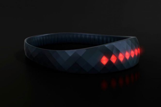 Terbuat dari karet sintetis, BrainBAND dibekali dengan lampu LED dalam 3 varian warna, yaitu merah, oranye, dan kuning untuk mengidentifikasikan tingkat cedera pada kepala dan otak penggunanya.