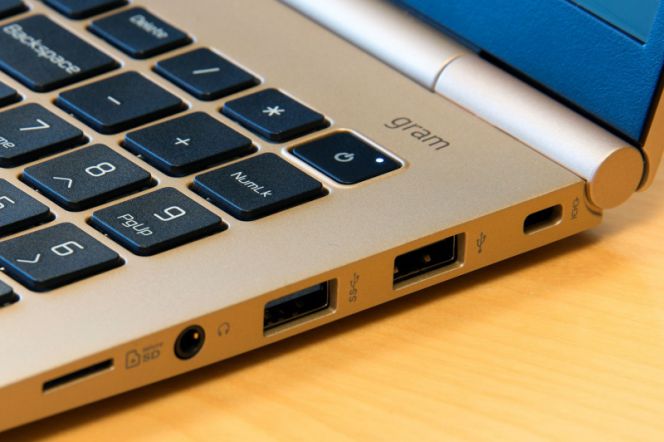 Bagian port USB Tipe C, port USB 2.0, port USB 3.0, jack audio, dan slot microSD.
