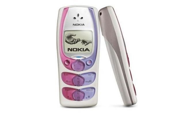 Nokia 2300 dibekali dengan fitur kalkulator, stopwatch, pesan gambar, dan game Snake 2.