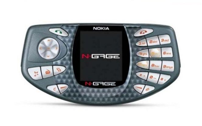 Nokia N-Gage adalah kombinasi antara ponsel dan game controller.