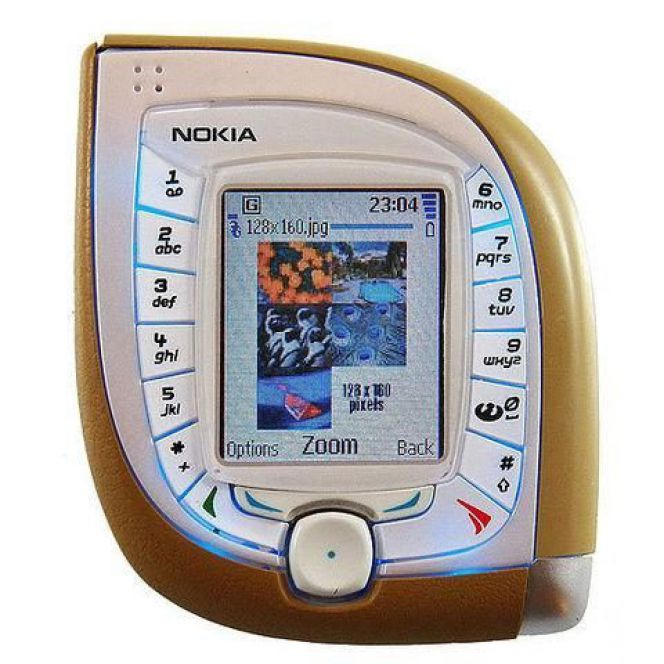 Nokia 7600 dirilis pada tahun 2003 dengan desain seperti daun yang mempunyai tombol melingkar di sekeliling layar.