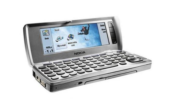 Nokia G201i Communicator diluncurkan pada tahun 2002 dengan bentuk seperti laptop mini. Ponsel ini bisa untuk mengirim SMS, MMS, email, dan fax.