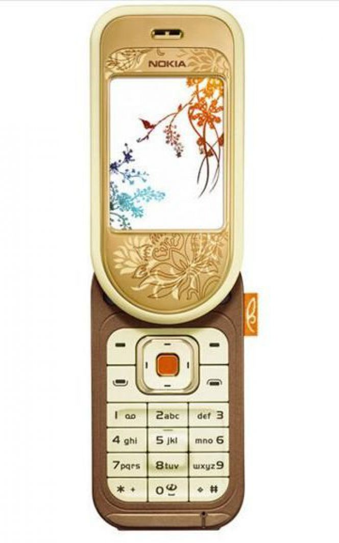 Nokia 7370 dirilis pada tahun 2005 dengan bentuk mirip ponsel lipat. Padahal, ponsel ini adalah ponsel putar 180 derajat.
