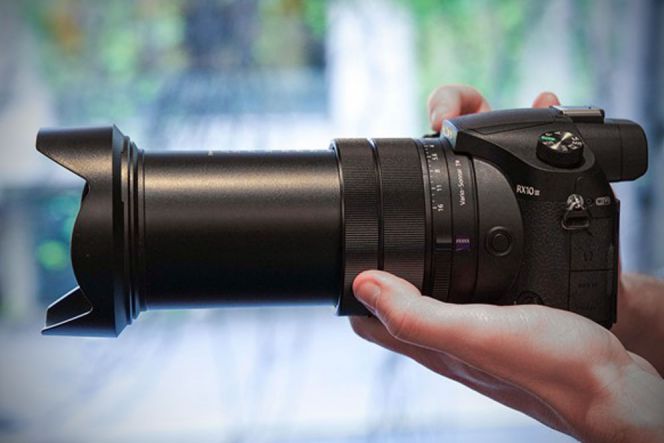 Ya, kamera ini dibekali dengan lensa 24-600mm F/2.2-4. Anda bisa mencapai kecepatan hingga 14fps pada mode continous shooting. Selain itu, tentu saja kamera ini mampu menghasilkan gambar berkualitas 4K.