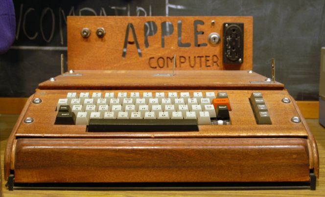 Apple Computer 1 merupakan produk pertama besutan Apple yang sempat sangat populer kala itu. Tercatat jutaan unit Apple Computer 1 sempat terjual meski harga yang ditawarkan kala itu sudah tergolong cukup mahal yakni sekitar Rp8,76 jutaan.