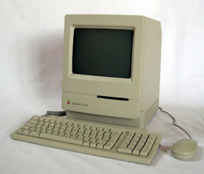 Di tahun 1984, Apple menciptakan Macintosh. Ia merupakan PC pertama yang dibuat oleh raksasa Cupertino. Satu buah unit Macintosh kala itu dibanderol dengan harga Rp32,7 jutaan.