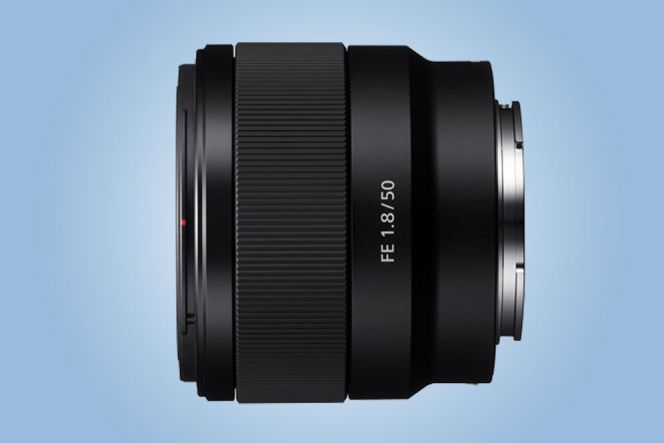 Lensa fix ini tak hanya dibekali dengan aperture F/1.8 saja, namun Anda juga bisa mendapatkan gambar yang sangat tajam hingga ke tepi dengan aperture F/22.