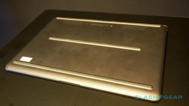 Nampak bagian bawah dari notebook HP Spectre 13,3inci.