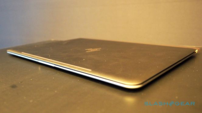 Nampak bagian atas (saat ditutup) dari notebook HP Spectre 13,3inci. Saat dalam keadaan tertutup notebook ini diketahui hanya memiliki ukuran tebal 10,44mm saja.