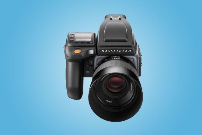 Dibekali dengan CMOS sensor 100MP serta prosesor yang lebih cepat, tentu saja kamera medium format ini menjanjikan kualitas foto menawan dan memang didesain untuk mereka yang berprofesi sebagai fotografer profesional.