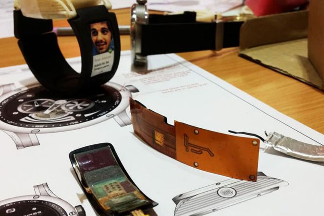 Sebenarnya, TBand hadir dalam 3 varian yang tentu saja memiliki fungsi yang juga berbeda. Dari yang memiliki ketahanan baterai hingga 7 hari, hingga memiliki fungsi seperti smartwatch lainnya.