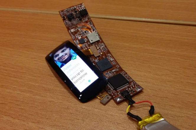 Komponen wearable gadget ini terletak pada bagian belakang layar TBand. Dengan layar melengkung berbahan OLED, TBand bisa Anda pasang pada jam tangan favorit.