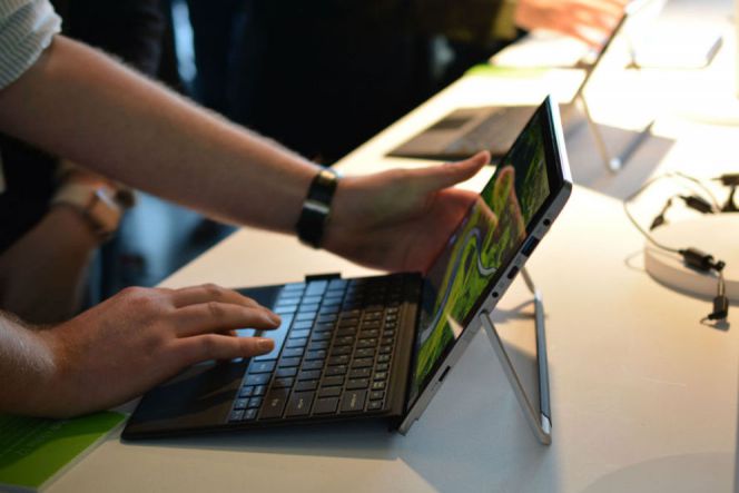 Pengguna tak perlu lagi repot, karena laptop sekaligus tablet 12 inci ini sudah dibekali dengan penyangga.