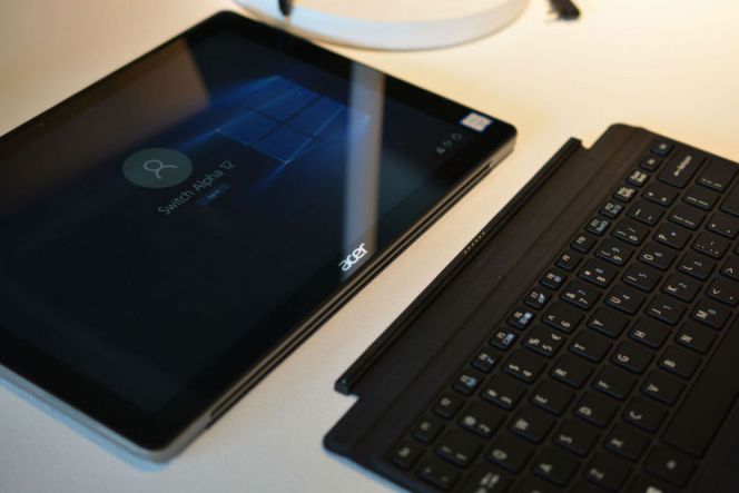 Lihat saja, Anda bisa memisahkan layar 12 inci tersebut dengan keyboard tambahan yang telah dibekali dengan trackpad. Liquid Cooling Systemnya membuat Alpha 12 tetap dingin dan tidak berisik.