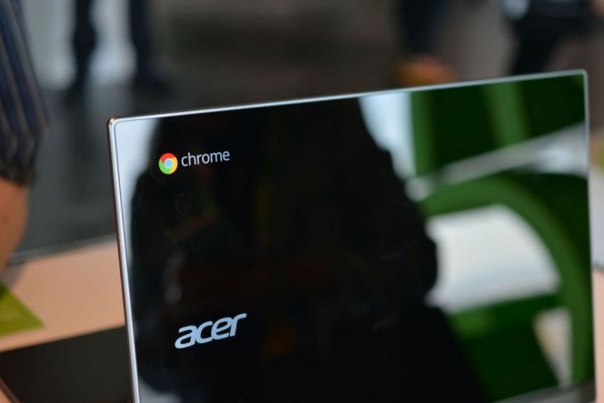 Dilengkapi dengan pengaman berbahan gorilla glass di hampir sekujur body-nya, pengguna bahkan bisa mengganti dan mengkustomasi pelindung tersebut dengan menambahkan logo perusahaan atau yang lainnya.
