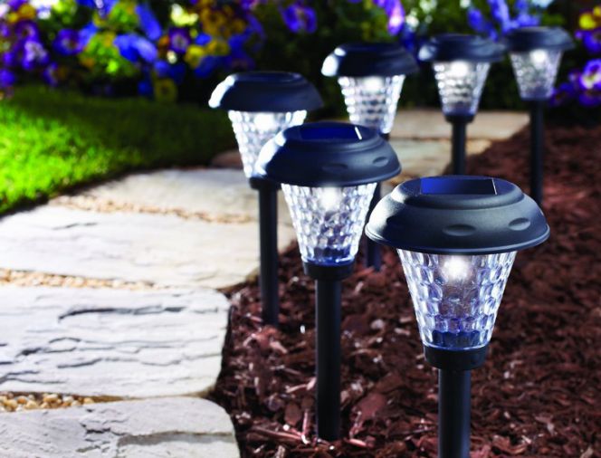 Sekarang, sudah tak zaman menerangi taman dengan lampu listrik. Pasalnya, lampu dengan sumber energi listrik dapat membuat pengeluaran bulanan menjadi membengkak. Oleh sebab itu, muncullah lampu LED bertenaga surya. Lampu ini bisa menyerap energi surya kemudian dikonversi menjadi energi listrik untuk menerangi taman di malam hari. Dengan begitu, Anda tak perlu membayar listrik untuk lampu taman lagi.