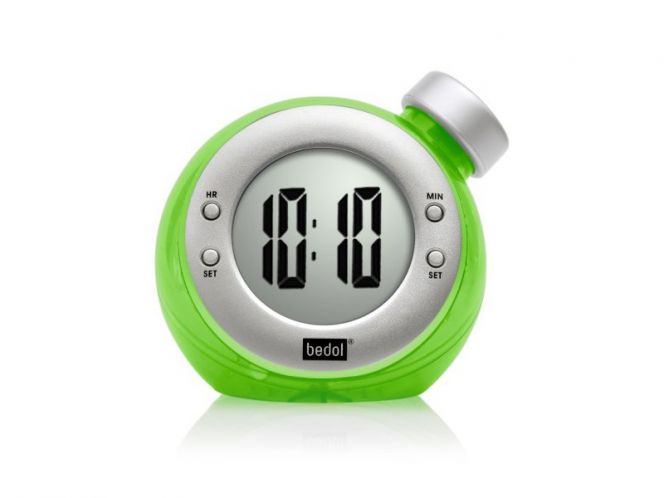 Jam weker yang satu ini tergolong unik karena tidak memerlukan baterai atau listrik. Jam weker ini mengandalkan tenaga air sebagai sumber daya. Jadi, Anda tinggal mengisinya dengan air, maka jam tersebut bisa bertahan hingga berbulan-bulan.