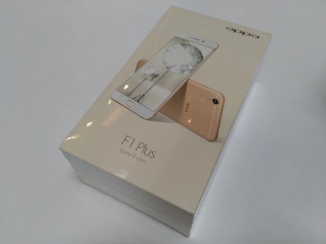 Kemasan Oppo F1 Plus tak jauh berbeda dengan kemasan yang biasa dipakai perusahaan ini untuk hampir semua produk buatannya. Di bagian depan, ada foto produk dengan warna sesuai unit yang ada di dalamnya.