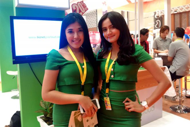 Duo gadis berbaju hijau ini mengumbar senyum manis kepada setiap pengunjung yang berlalu lintas di depan stand Biznet. Mereka menawarkan berbagai layanan yang disediakan perusahaan penyedia layanan solusi berbasis internet itu kepada setiap pengunjung.