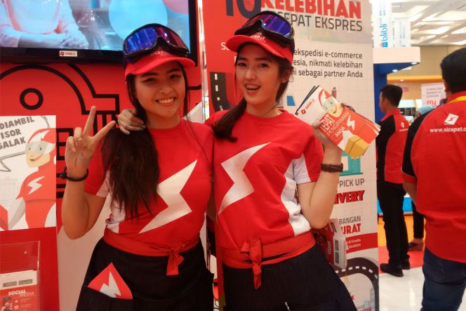Layanan logistik Sicepat memboyong para gadis cantik yang memakai kaos bergambar kilat dengan kacamata hitam cepat. Mereka memperkenalkan berbagai layanan pengiriman milik Sicepat bagi para pelaku bisnis online dan masyarakat umum di ICE 2016.