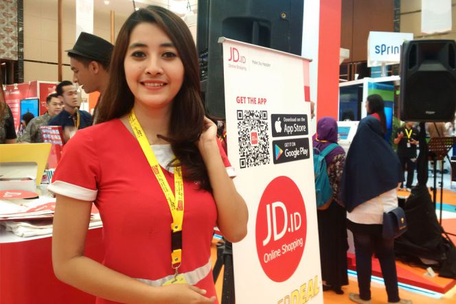 Pemain e-commerce asal Tiongkok, JD turut meramaikan ajang IESE supaya bisa dikenal lebih luas oleh masyarakat. Wanita-wanita berpakaian dress berwarna merah hilir mudik di depan stand JD.id dengan senyum mereka supaya peserta mau mampir.