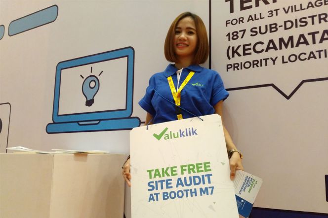 Tak sekedar bagi selebaran promosi, gadis bertubuh mungil ini mau membawa papan supaya para pengunjung mau menyambangi stand milik Valuklik yang menyediakan layanan audit keuangan bagi pemilik bisnis berbasis website.