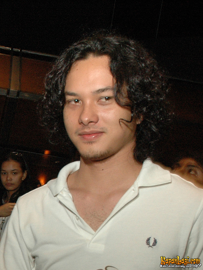 Makin Keren dengan 4 Gaya Rambut ala Nicholas Saputra 