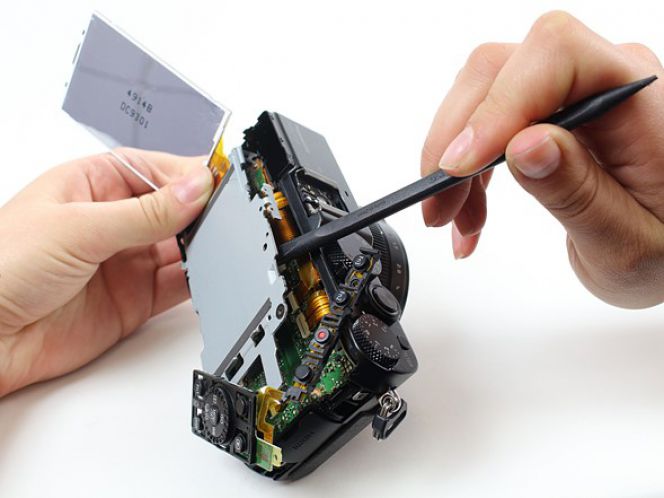 SIngkirkan LCD terlebih dahulu jika Anda ingin menjangkau motherboard. Gunakan spudger plastik agar tak membuat LCD tergores.