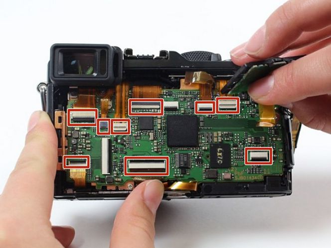 Dan inilah penampakan motherboard setelah LCD dan panel belakang terlepas semua.