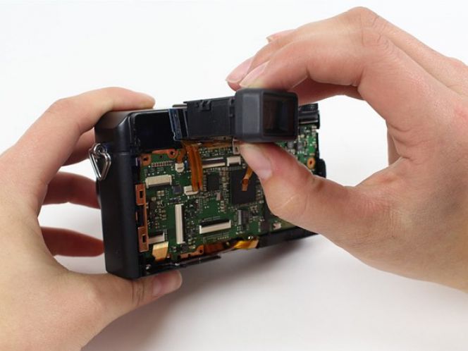 Untuk melepas Electronic Viewfinder (EVF) ada beberapa sekrup pengaman yang harus Anda lepas terlebih dahulu.