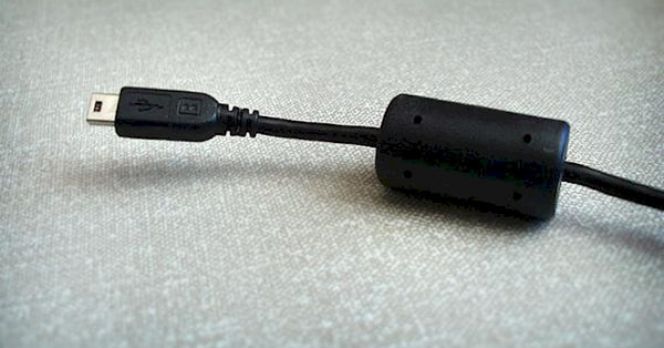 Tampak menonjol dan membuat kabel charger jadi sulit untuk ditekuk, sebenarnya silinder ini memiliki tugas yang amat penting.