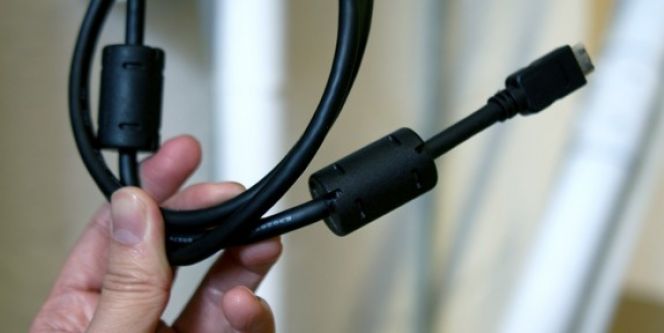 Ia mampu mereduksi suara berisik yang ditimbulkan oleh gelombang elektromagnetik pada pertemuan arus AC dan DC.