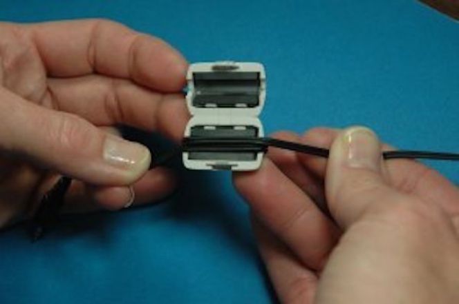 Dari luar memang materialnya tampak mirip dengan kabel. Namun jika dibuka, bagian dalam Ferrit Bead terbuat dari bahan campuran keramik, oksida besi, dan beberapa material logam lainnya.
