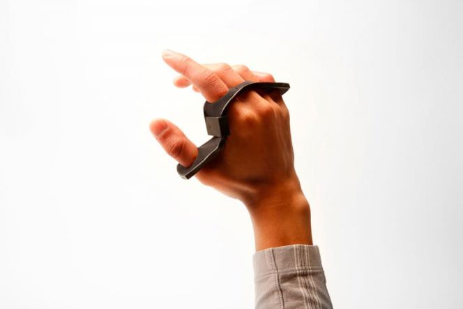 Terbuat dari material yang cukup lentur, Tap Strap tetap membuat jari-jari Anda merasa nyaman.
